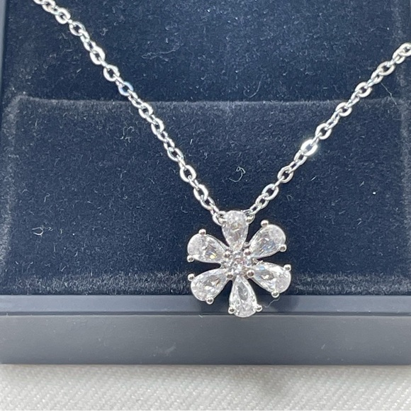 Flower Daisy Pendant Silver Necklace Chain 18” Cubic Zirconia CZ Small Charm New - Picture 4 of 9